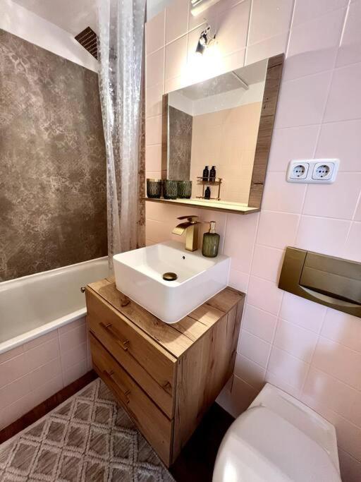 Bali Home Stylische Wohnung Mit Terrasse Schönefeld Kültér fotó